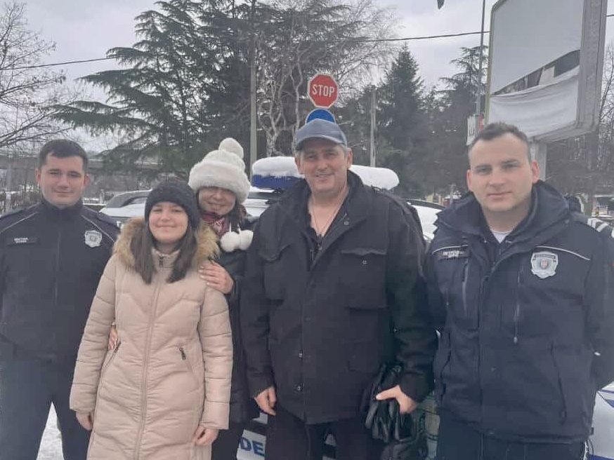 Policajci spasili porodicu koja je više od 24 sata bila zavejana u vikendici na Vlasinskom jezeru 2 фото муп