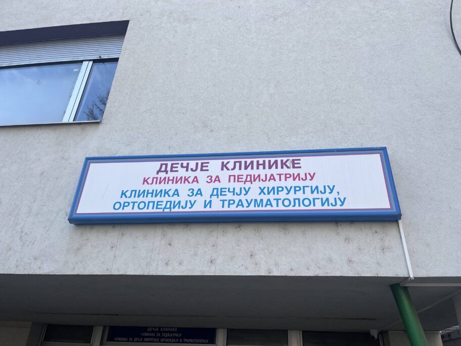 Deca sa hematoonkologije UKC Niš dobila poklone uz poruke ljubavi i solidarnosti 6 1000021678 1