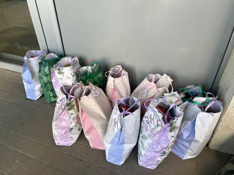 Deca sa hematoonkologije UKC Niš dobila poklone uz poruke ljubavi i solidarnosti 2 1000021680