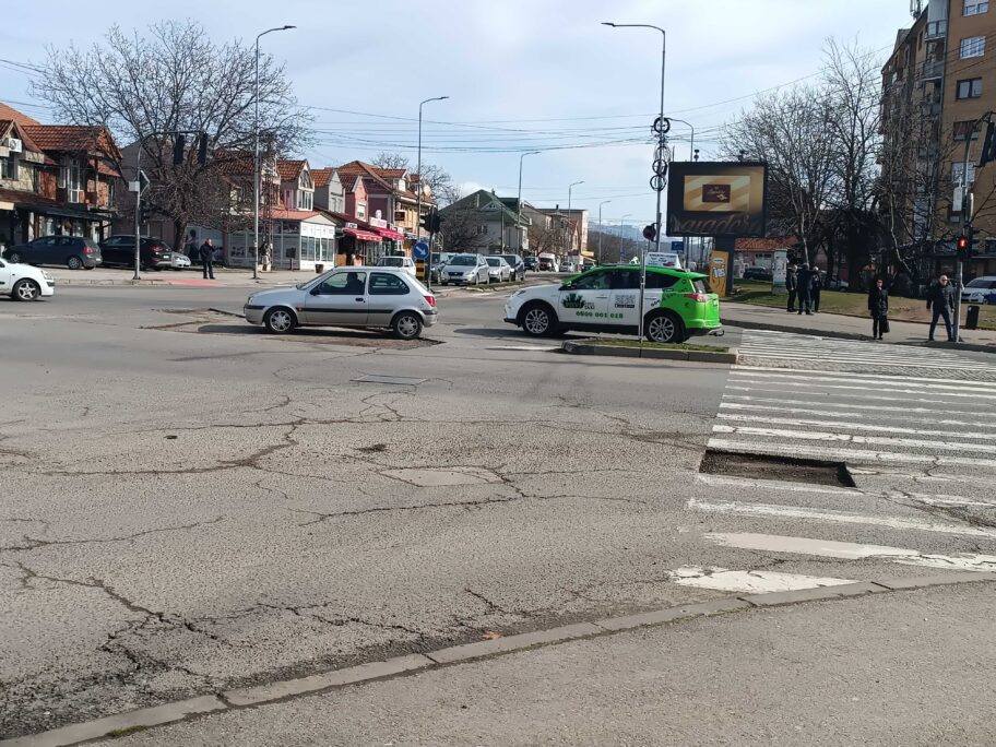 Slalom na niškim ulicama zbog udarnih rupa – opsečene čekaju “krpljenje”, neke označene, neke ne 2 1771583949324