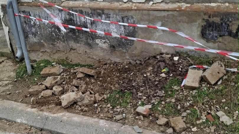 Napuštena kuća na niškoj Paliluli i dalje se urušava - stanari sami ogradili trotoar zbog padanja cigli 2 56a48e20 50ff 48af b814 0a974f18bd6a