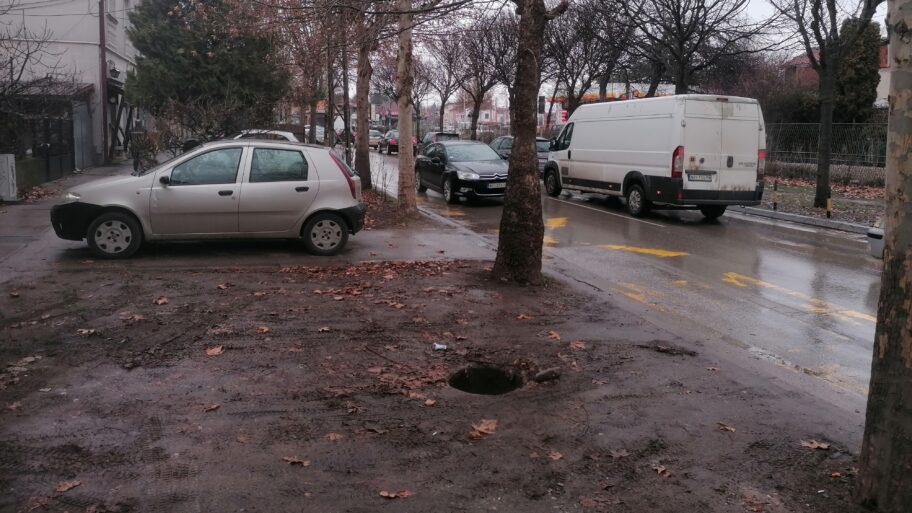"Čeka se da neko upadne" - građani upozoravaju na otvorenu šahtu u Vojvode Gojka u Nišu 2 IMG 20260130 140320