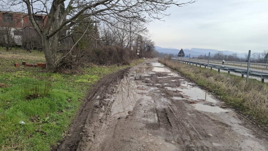 Deo Niša gde ni poštar ne donosi račune - do kuća često samo uz pomoć sajli za vuču 2 IMG 8993