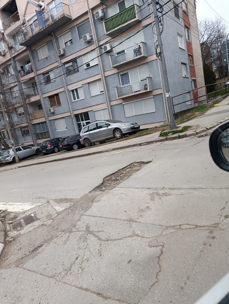Slalom na niškim ulicama zbog udarnih rupa – opsečene čekaju “krpljenje”, neke označene, neke ne 5 bozidarceva