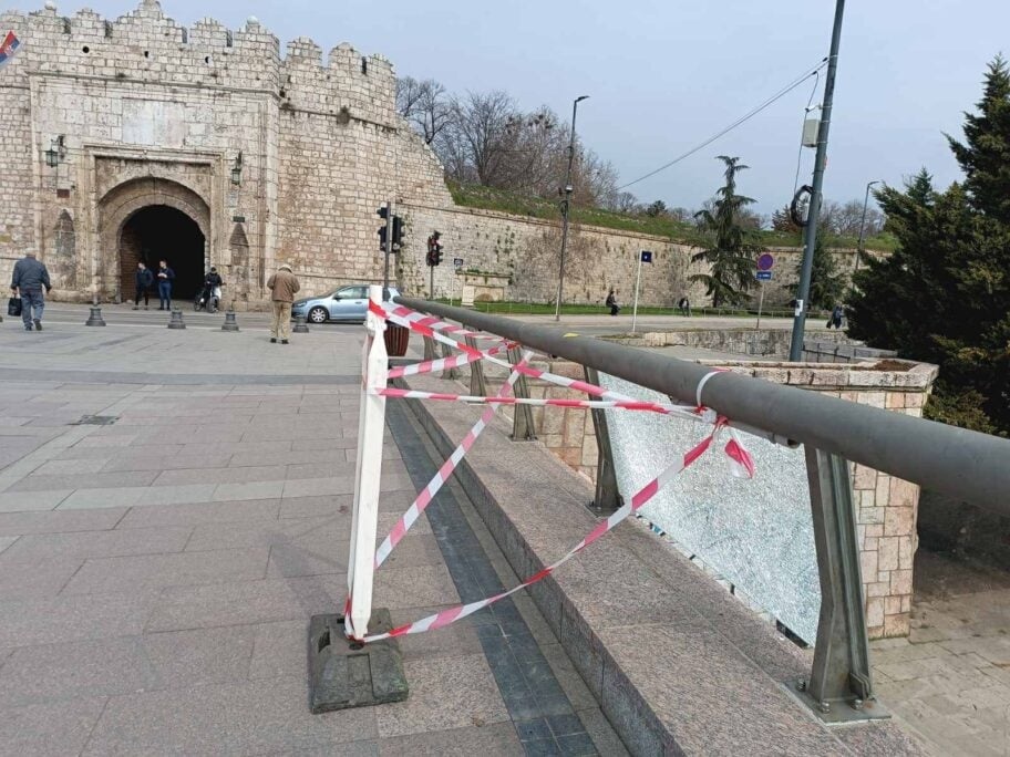 Vandalizam na Tvrđavskom mostu - polomljena staklena ograda 2 781a631e 9599 4049 b57e b054719ab575