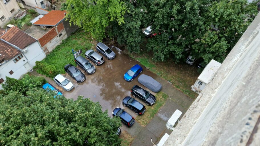 Rat za parking na Bulevaru - rampa podelila komšije, stanari tvrde da im Grad Niš otima zemlju već deceniju 5 8e4a5596 de15 4a40 b118 ddce94de3209