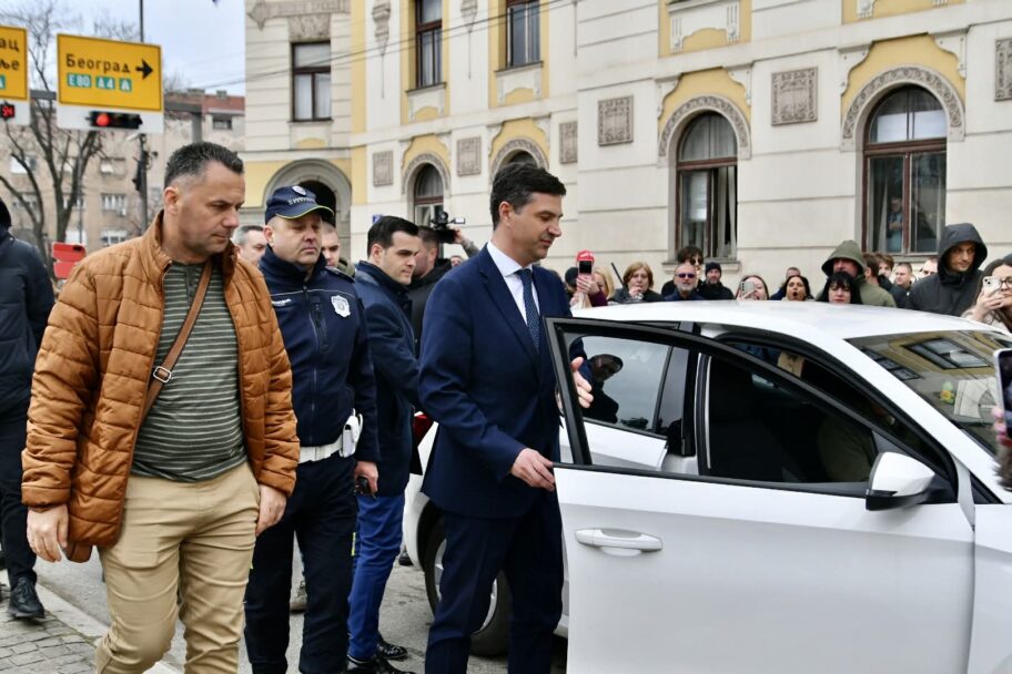 U Nišu odloženo suđenje za gađanje gradonačelnika jajima, Pavlović izviždan ispred Suda 9 9fcc80e4 2257 4f56 811a 6008f75ba46f