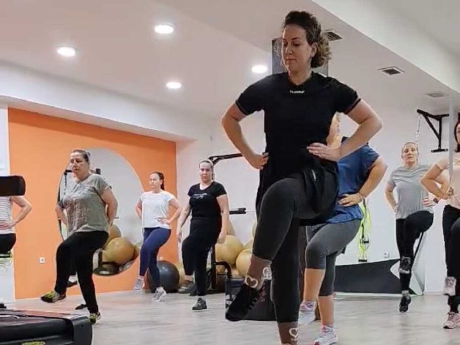 Moravac sa čučnjem - spoj fitnesa i folklora osmislio bračni par i pokrenuo program u Nišu 2 Screenshot 2026 03 31 15 01 51 071 com.miui .videoplayer
