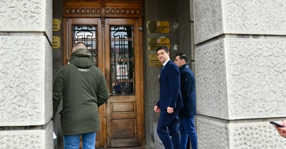 U Nišu odloženo suđenje za gađanje gradonačelnika jajima, Pavlović izviždan ispred Suda 6 d10a9774 3a91 4655 b034 13ad46b406e7