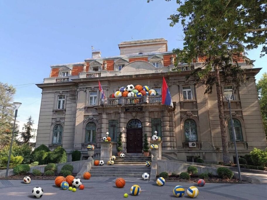 gradska kuca i lopte