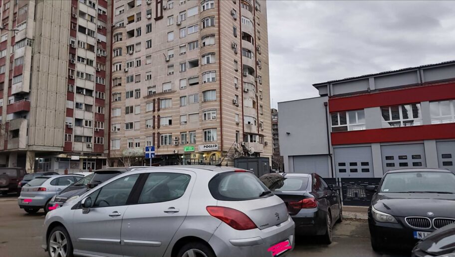 Nepropisnim parkiranjem sužen kolovoz kod Vatrogasnog i Saobraćajne - rizik i za vozače i za pešake 6 19a88d5c e959 46c6 9e30 65b9d217946f