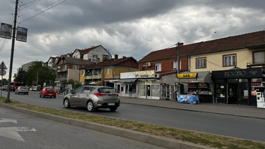 Pešaci pretrčavaju van prelaza, vozila blokiraju traku i izlaz iz kružnog toka na Trošarini, građani traže ograde i kontrolu 3 47625124 3e5b 4940 ad6d 8e02bedc1aa6