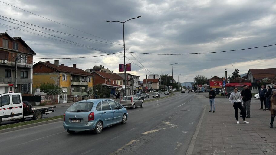 Pešaci pretrčavaju van prelaza, vozila blokiraju traku i izlaz iz kružnog toka na Trošarini, građani traže ograde i kontrolu 4 5a427704 2856 4aa4 b940 b8e2eb0eecc2