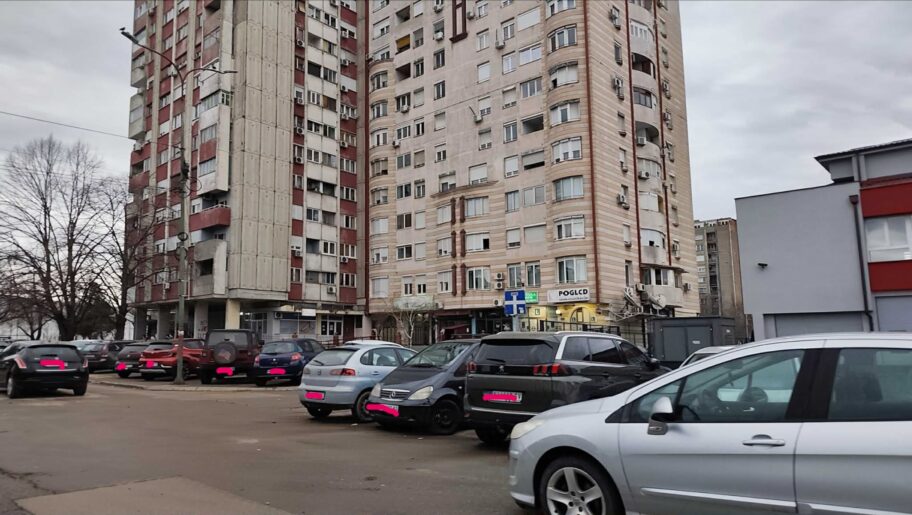Nepropisnim parkiranjem sužen kolovoz kod Vatrogasnog i Saobraćajne - rizik i za vozače i za pešake 4 79e80903 db9f 4890 b7a5 35a03f3f46b7