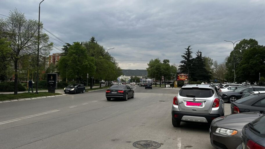 Nepropisnim parkiranjem sužen kolovoz kod Vatrogasnog i Saobraćajne - rizik i za vozače i za pešake 3 8ac5b6b0 a43b 40bd 9ff0 a100a8f399cb