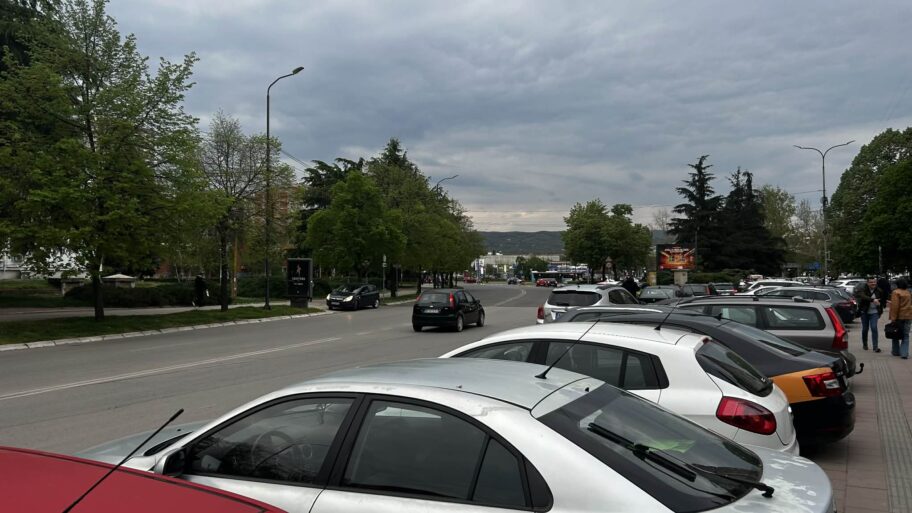 Nepropisnim parkiranjem sužen kolovoz kod Vatrogasnog i Saobraćajne - rizik i za vozače i za pešake 5 9772c96f e7fe 4ef2 bc1b 60a3a13ce3f7