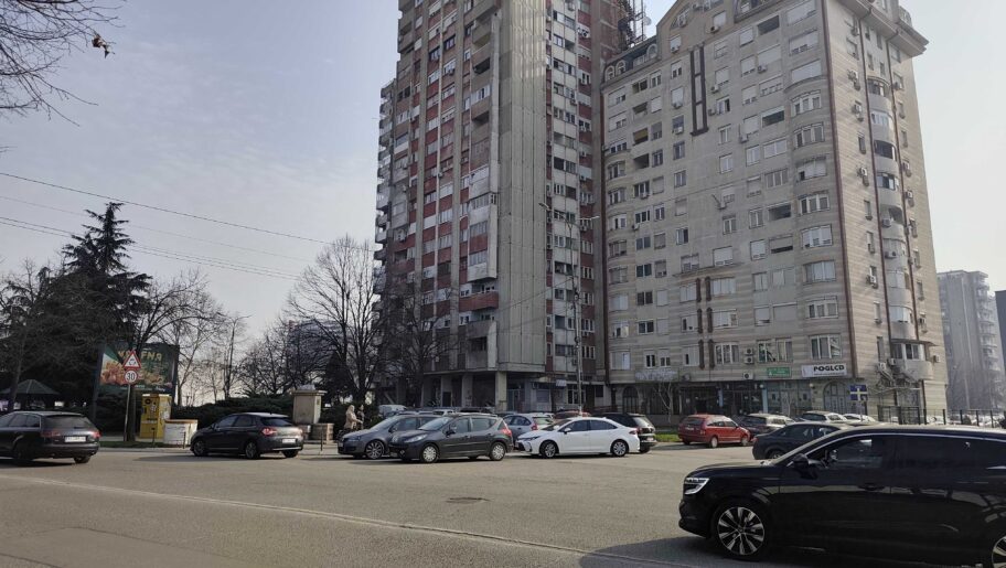 Nepropisnim parkiranjem sužen kolovoz kod Vatrogasnog i Saobraćajne - rizik i za vozače i za pešake 2 IMG 20260303 085338