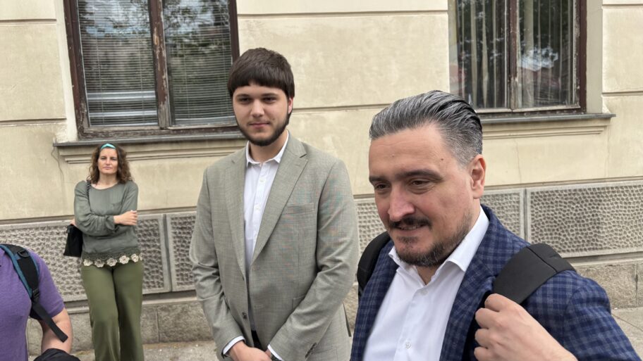Opet odloženo suđenje u Nišu za gađanje jajima - gradonačelnik se nije pojavio, student se izjasnio da nije kriv 2 IMG 3078