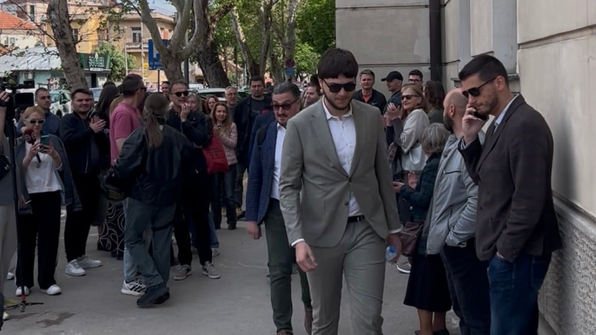Opet odloženo suđenje u Nišu za gađanje jajima - gradonačelnik se nije pojavio, student se izjasnio da nije kriv 1 IMG 7126