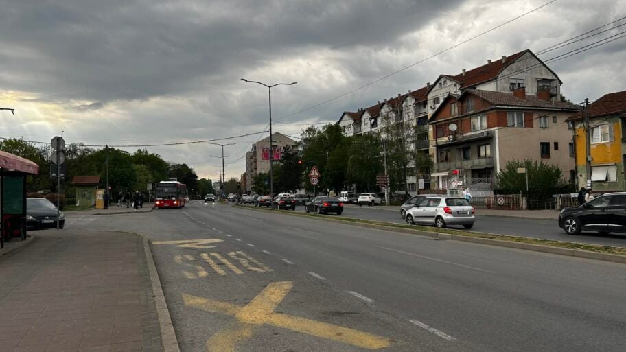 Pešaci pretrčavaju van prelaza, vozila blokiraju traku i izlaz iz kružnog toka na Trošarini, građani traže ograde i kontrolu 1 b62ab877 4401 43ec a499 0c61a68a3dc8