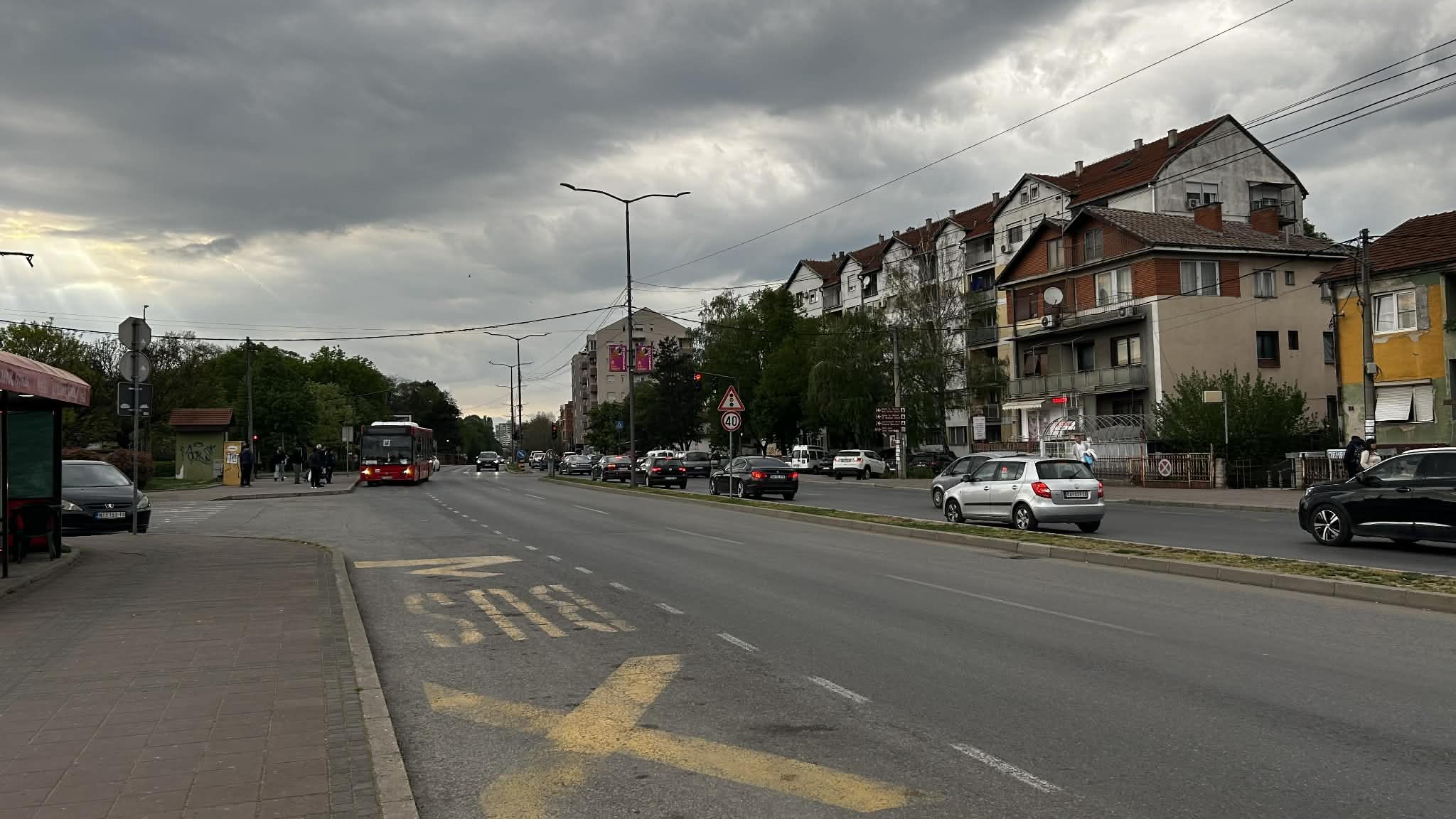 Pešaci pretrčavaju van prelaza, vozila blokiraju traku i izlaz iz kružnog toka na Trošarini, građani traže ograde i kontrolu 1 b62ab877 4401 43ec a499 0c61a68a3dc8