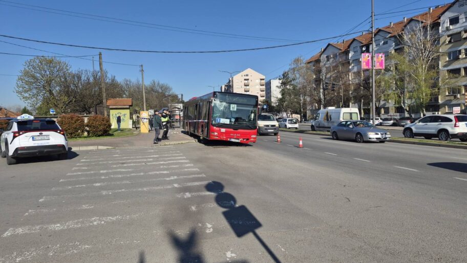 Autobus udario u stajalište kod Trošarine, jedna osoba povređena 3 bus stajaliste