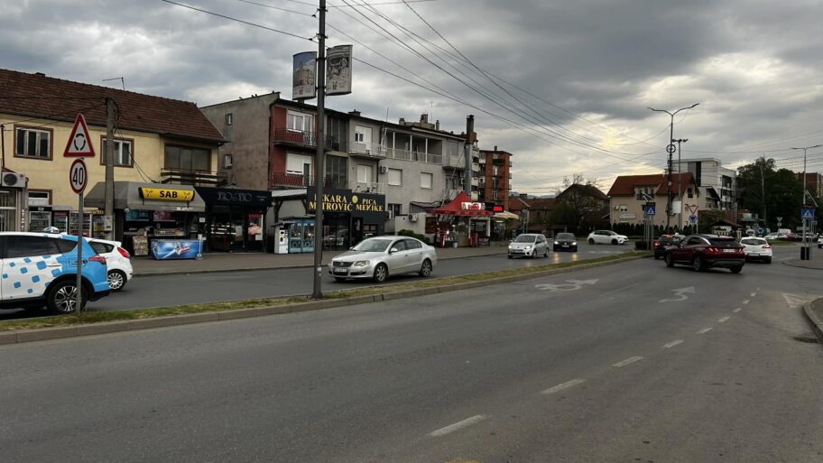 Pešaci pretrčavaju van prelaza, vozila blokiraju traku i izlaz iz kružnog toka na Trošarini, građani traže ograde i kontrolu 2 c0edcfc2 c4f5 454f bb90 75680beb847d