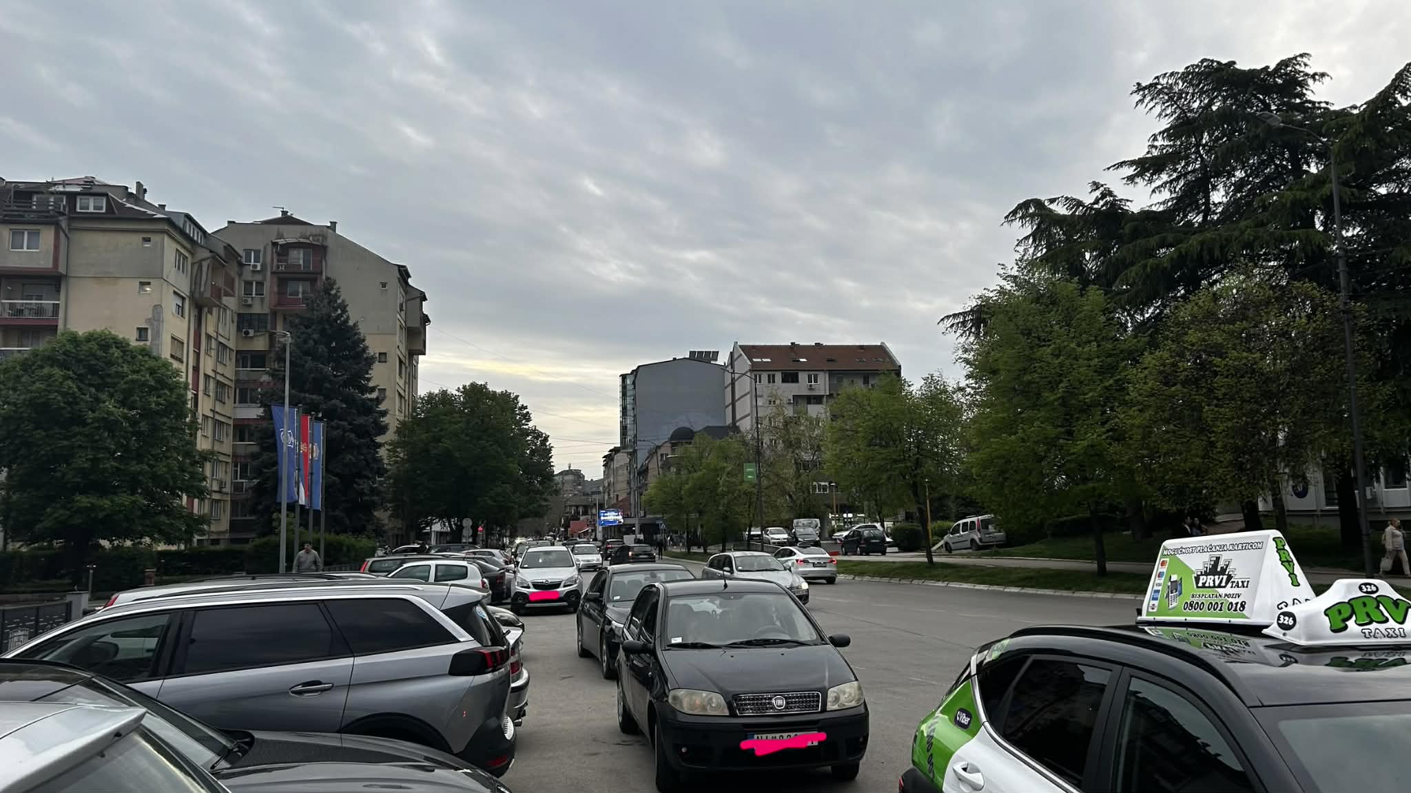 Nepropisnim parkiranjem sužen kolovoz kod Vatrogasnog i Saobraćajne - rizik i za vozače i za pešake 1 c709380e bae7 4098 a52a fee86648be09