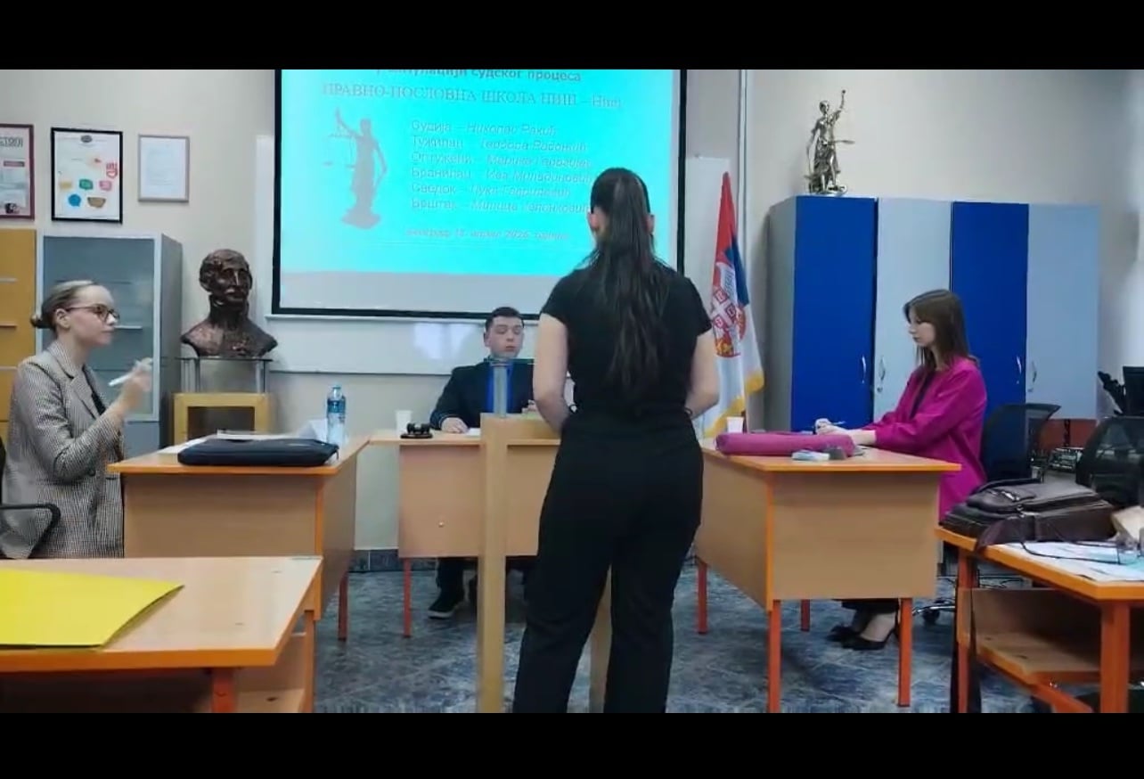 Niški đaci pobednici republičkog takmičenju u simulaciji sudskog procesa 1 pps