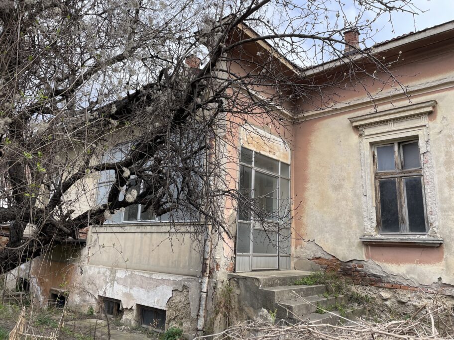 Dinići pre 90 godina zaveštali kuću i parcelu Gimnaziji, a sada je režim u Vranju preuzima - zebnja da ne ode investitorima 4 slobodna rec4