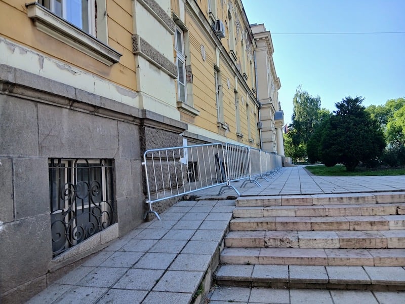 Umesto rekonstrukcije prokupačka vlast ogradila Gradsku kuću i “rešila problem” urušavanja fasade 3 05784497 89cc 4d22 887f 2ade9198415e