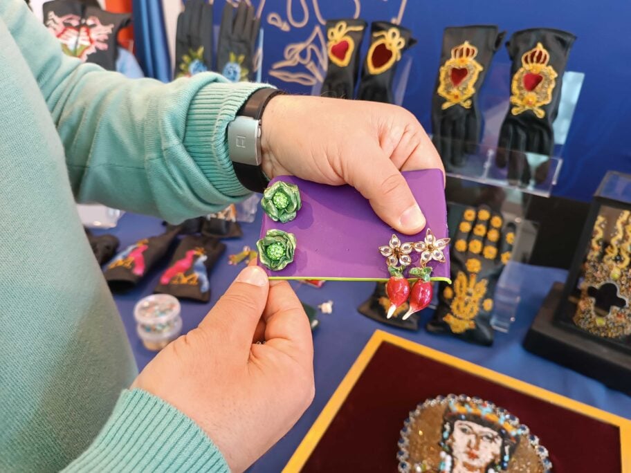 Unikatne rukavice inspirisane Šekspirom, Miroslavljevim jevanđeljem i pirotskim ćilimom - kreacije terzije iz Pirota 3 1000018051