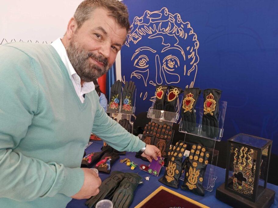 Unikatne rukavice inspirisane Šekspirom, Miroslavljevim jevanđeljem i pirotskim ćilimom - kreacije terzije iz Pirota 2 1000018052