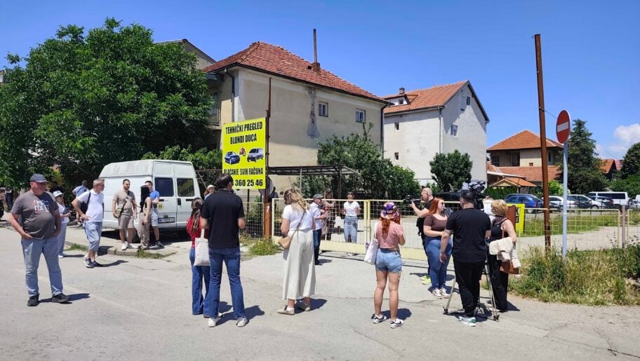 Okupljanje ispred i prepirke preko zaključane kapije Niš TV-a 18 1000030076