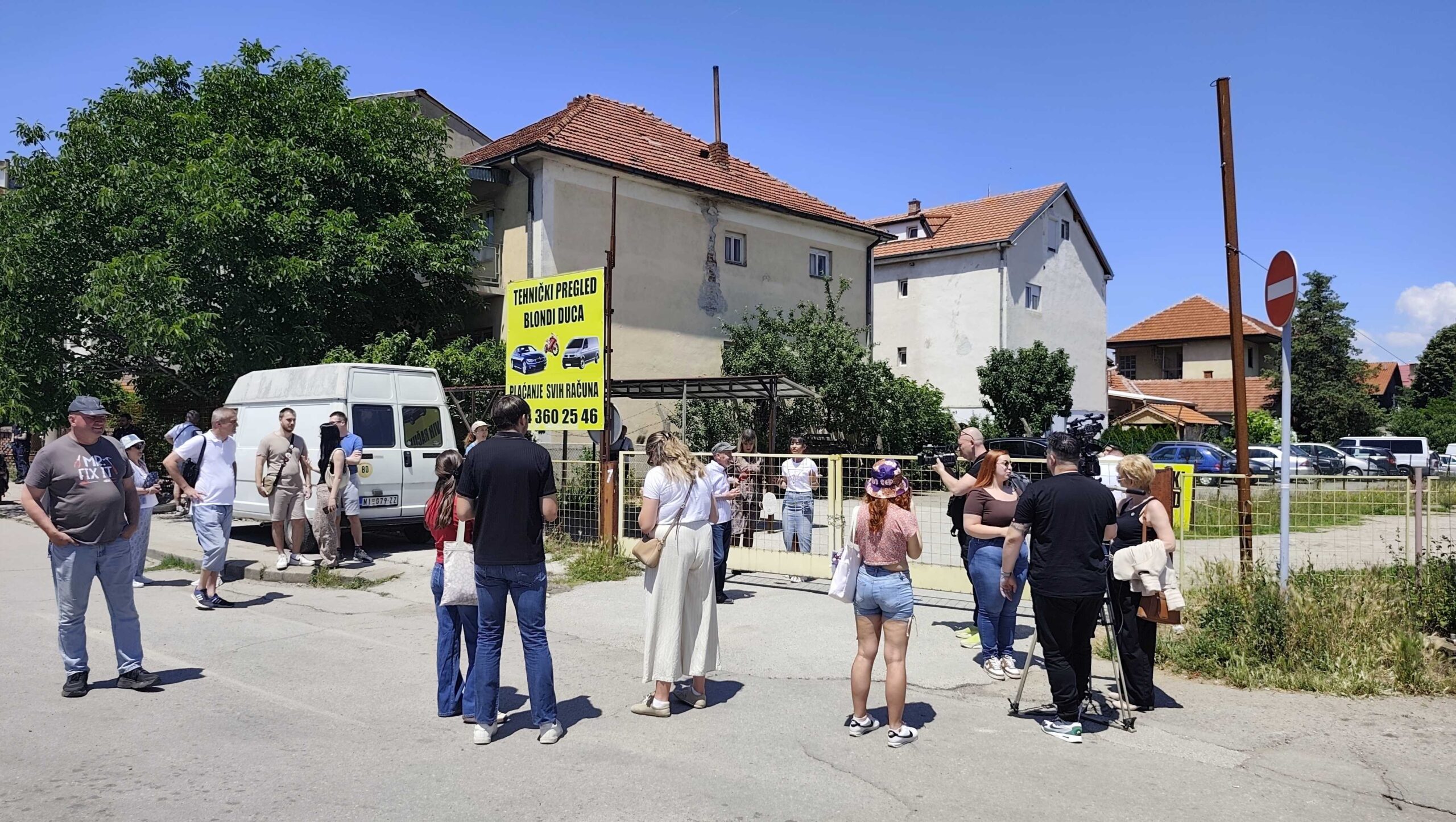 Okupljanje ispred i prepirke preko zaključane kapije Niš TV-a 1 1000030076 scaled