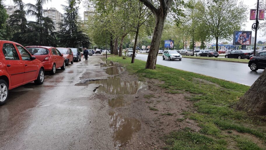 Između bara i blata - stanari na Bulevaru Nemanjića mesecima čekaju "par kilograma asfalta" 2 IMG 20260430 130348