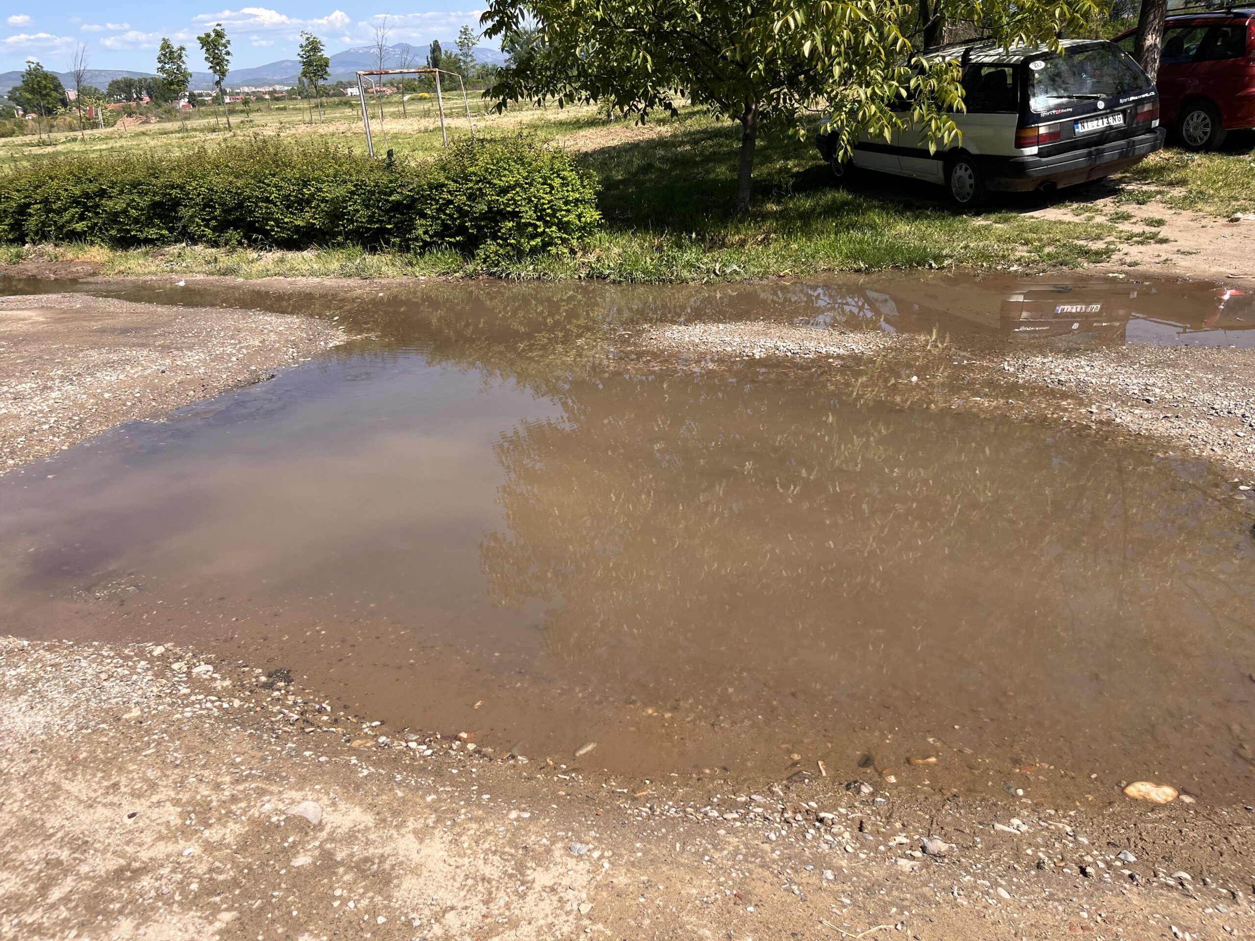 Pukla cev u Medoševcu, ulica neasfaltirana, a građani dve nedelje gaze blato 1 IMG 6900 scaled