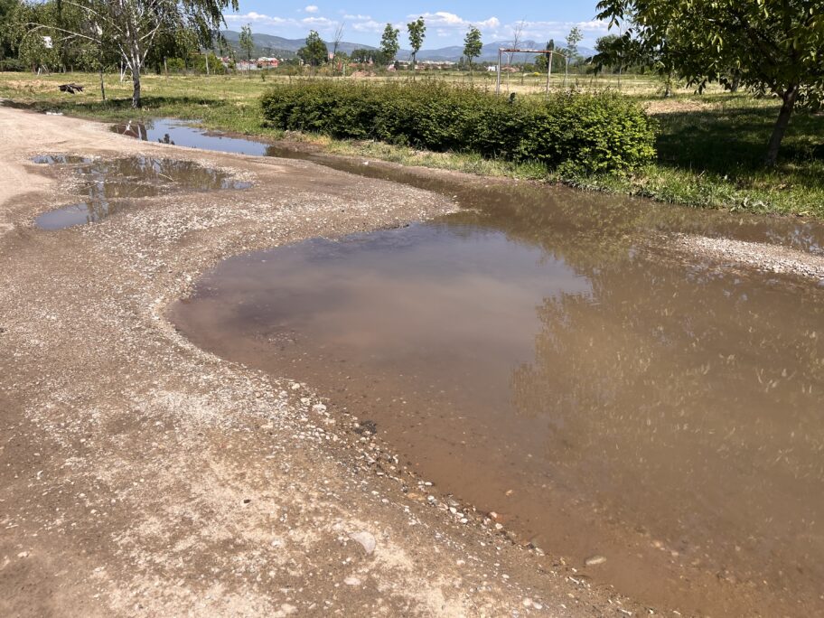 Pukla cev u Medoševcu, ulica neasfaltirana, a građani dve nedelje gaze blato 2 IMG 6902