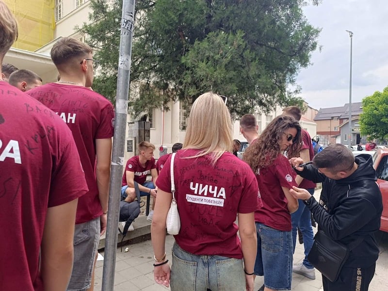 Maturanti prokupačke Gimnazije poslednji školski dan iskoristili za solidarnost sa studentima 2 IMG 8169 2