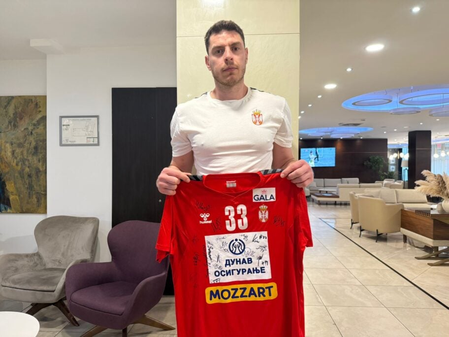 Rukometni dres sa potpisima svih reprezentativaca na licitaciji za podršku niškoj zajednici 1 LFN licitacija dres rukometne reprezentacije foto 1