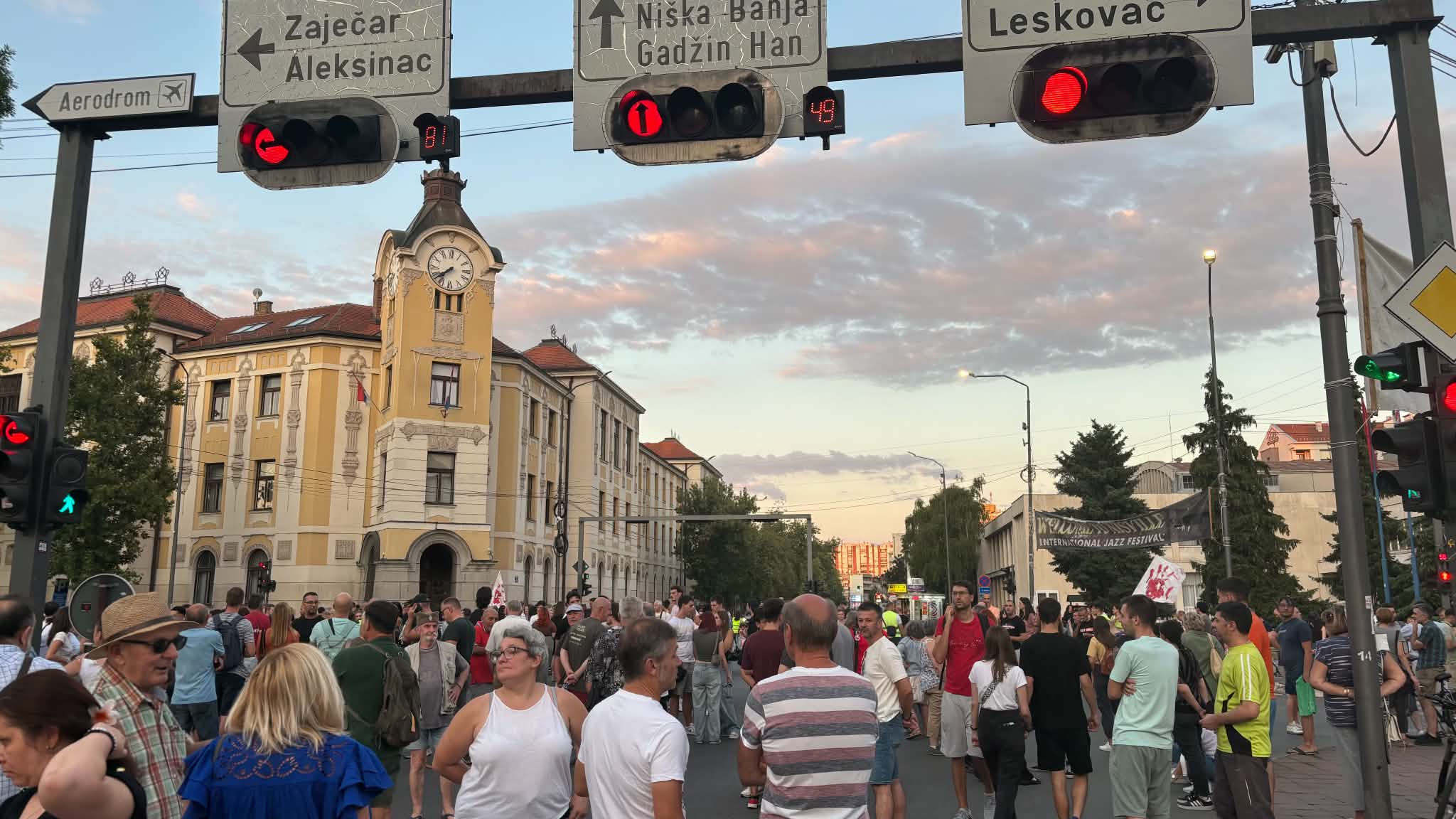 Hitan protest u Nišu zbog nasilja tokom blokade u Beogradu 1 cb7e52cf 0668 42a0 b2dc 41b126a8282b