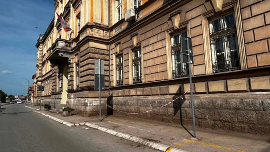 U godini jubileja umesto sanacije fasade zaštitne trake i upozorenja na niškoj Banovini 2 d83d864f 83e8 4ebf a891 b2923260a925