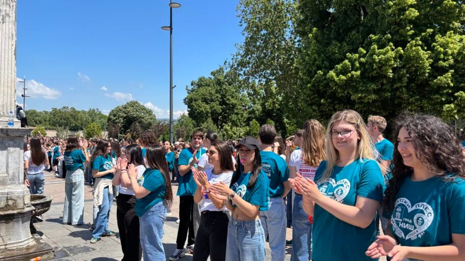 "Mi smo snaga ove države" - niški maturanti plesali u centru grada za kraj jednog poglavlja života 4 image00008 1