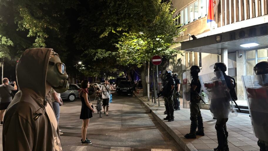 Hitan protest ispred Policijske uprave u Nišu, uhapšeni studenti 8 img 6235 912x513 1