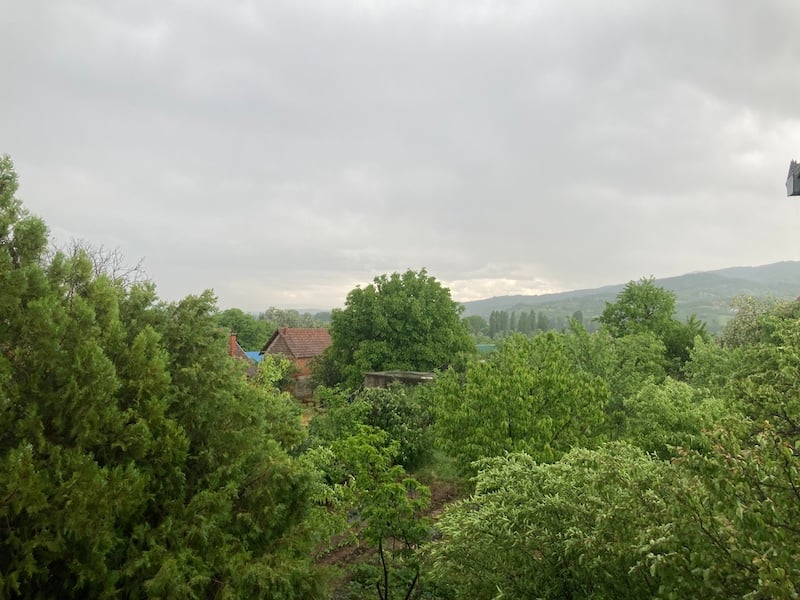 Grad i jak vetar pogodili Prokuplje i okolinu, meteorolozi upozoravaju na novo nevreme tokom noći 2 kisa