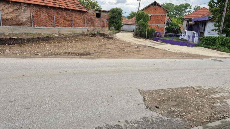 Ulica u niškom Gornjem Komrenu duže od mesec dana raskopana 2 viber image 2026 04 30 15 50 27 021 e1777967544557