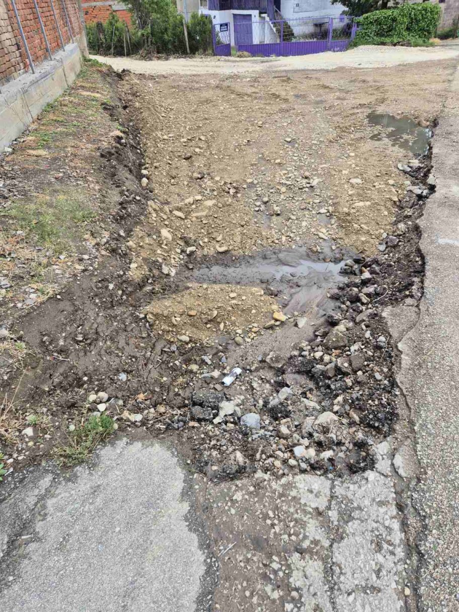Ulica u niškom Gornjem Komrenu duže od mesec dana raskopana 2 viber image 2026 04 30 15 50 27 060