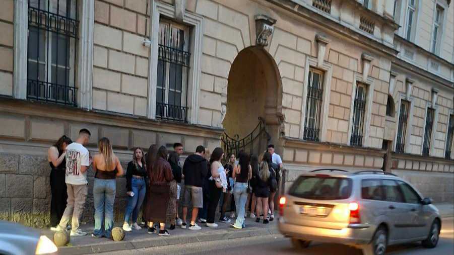 Žurka održana u Banovini iako je dvorište proglašeno nebezbednim i fasada otpada 2 1780389609541