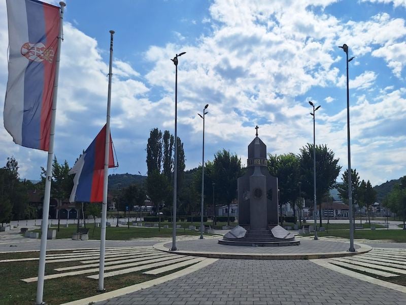 Oštećeni spomen-obeležje Gvozdenom puku i državna zastava u Prokuplju 4 36795