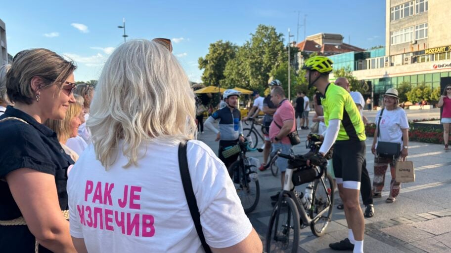 Voze bicikle 700 kilometara do Hilandara da prikupe pomoć za žene obolele od raka, dočekani aplauzima u Nišu 2 IMG 5978